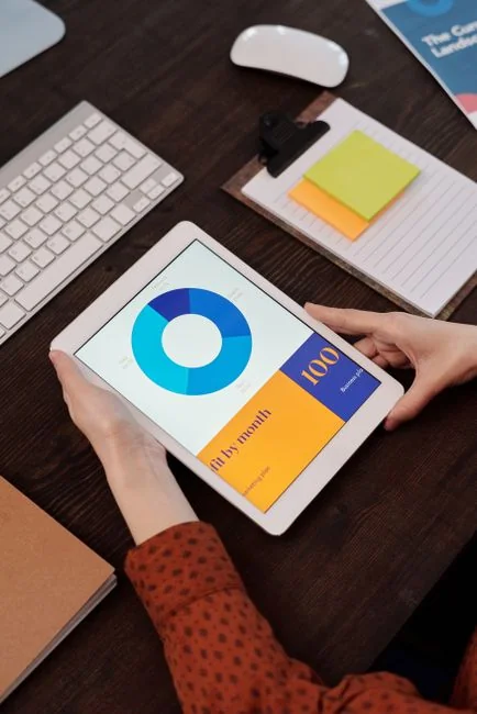 Un espace de travail contemporain mettant en scène un ordinateur portable, une tablette et des smartphones, idéal pour les usages technologiques et freelance.
